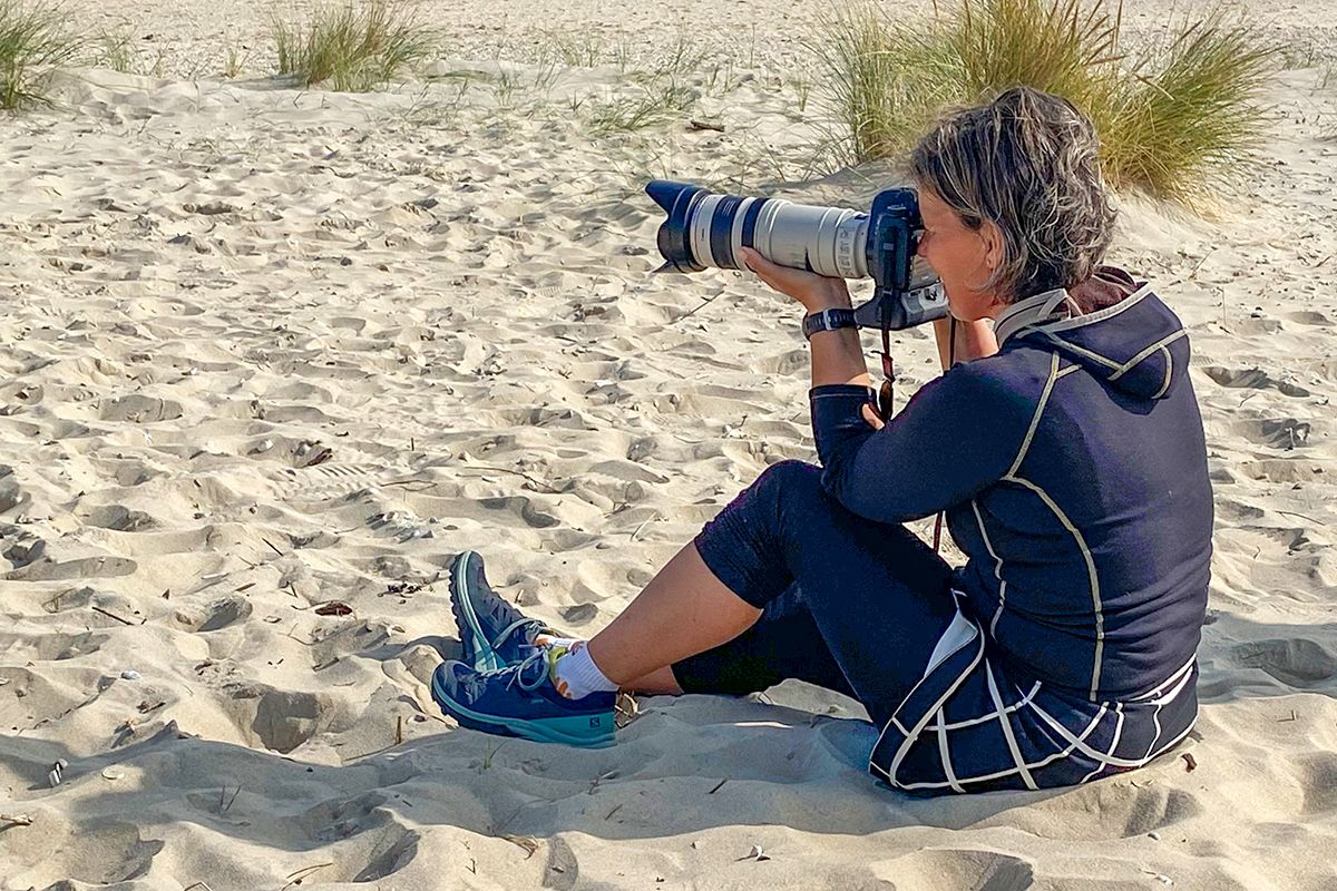 Vakfotograaf Foto Sanne aan het werk op het strand