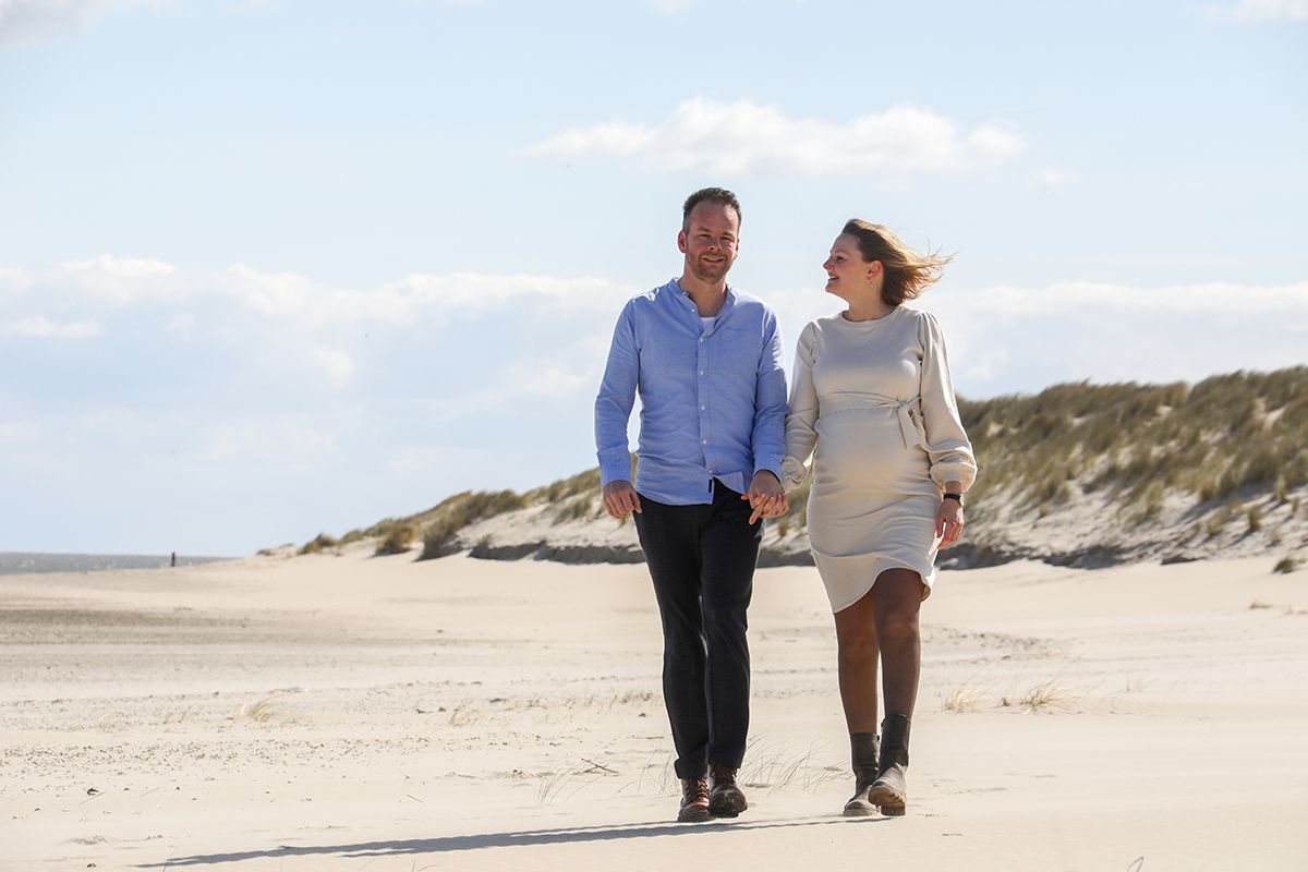 Zwangerschapsfotos op het strand van Texel - Fotograaf Texel