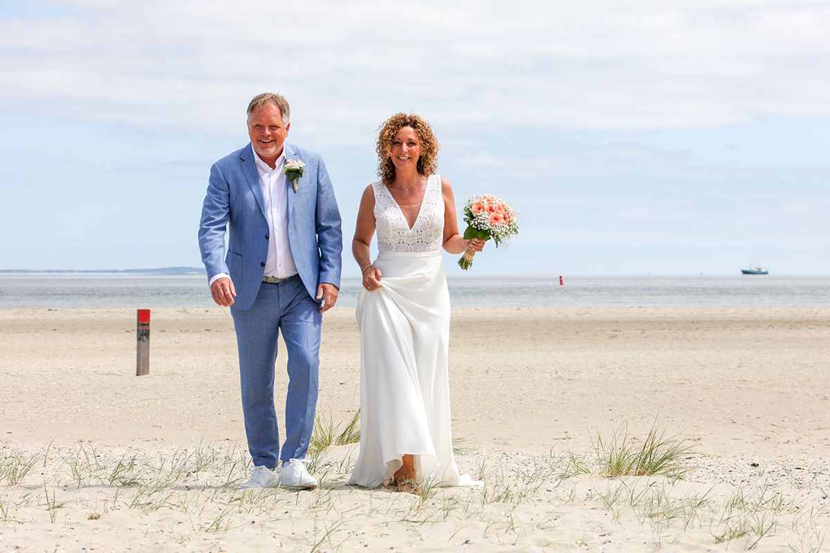Trouwen op Texel: Ervaar Jullie Droombruiloft met strandfoton van Foto Sanne