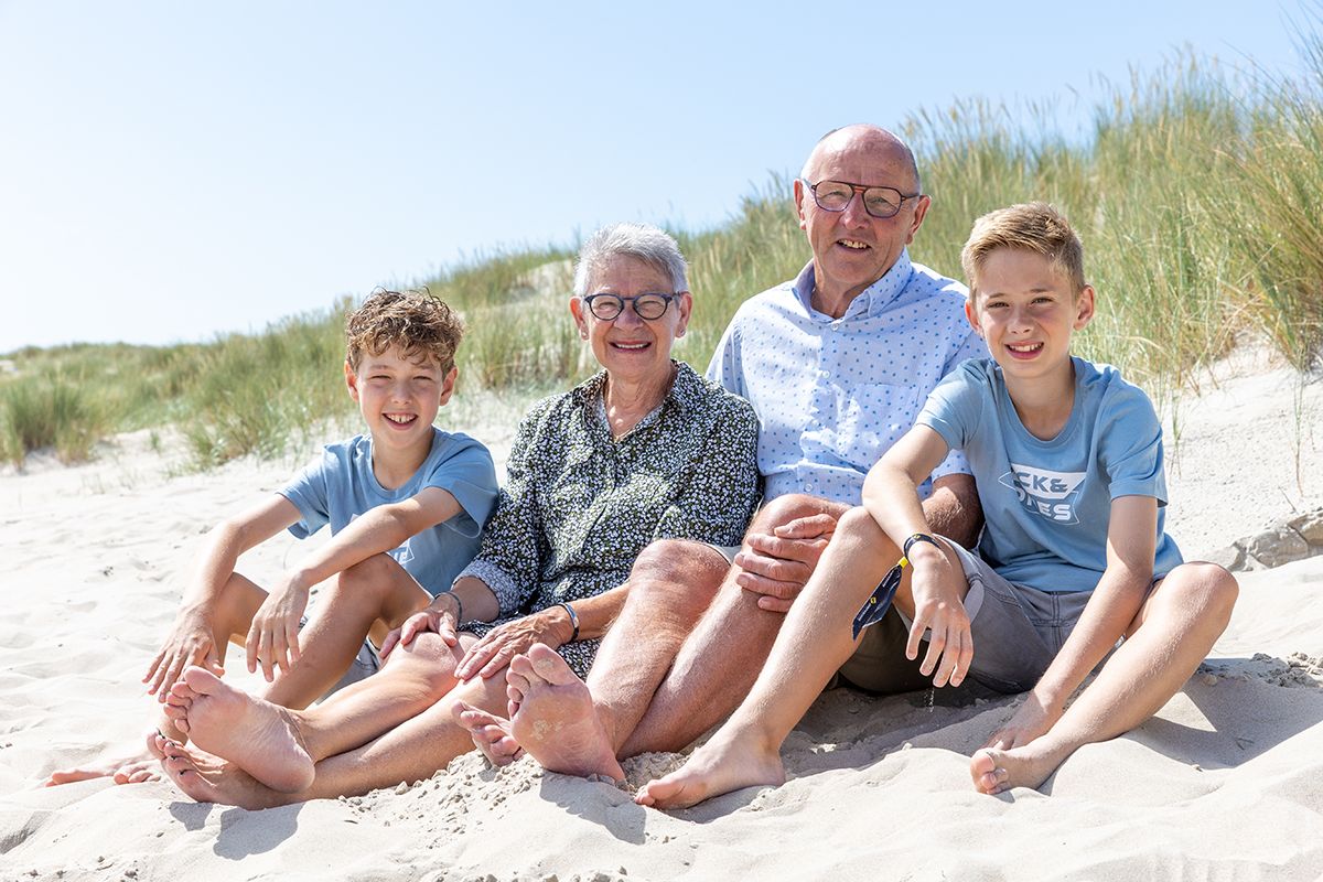 Kleinkinderen met opa en oma op de foto op het strand van Texel - Fotograaf Texel