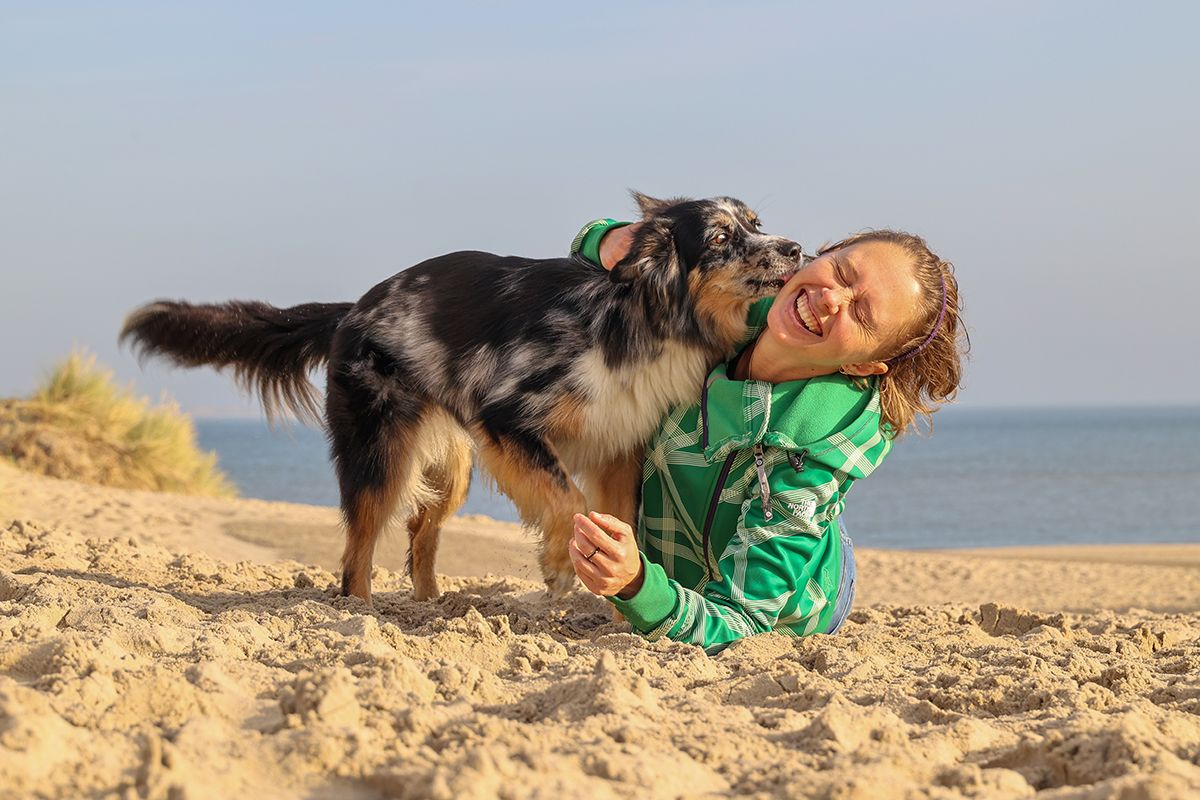 Spontane fotoshoot met hond op Texel 