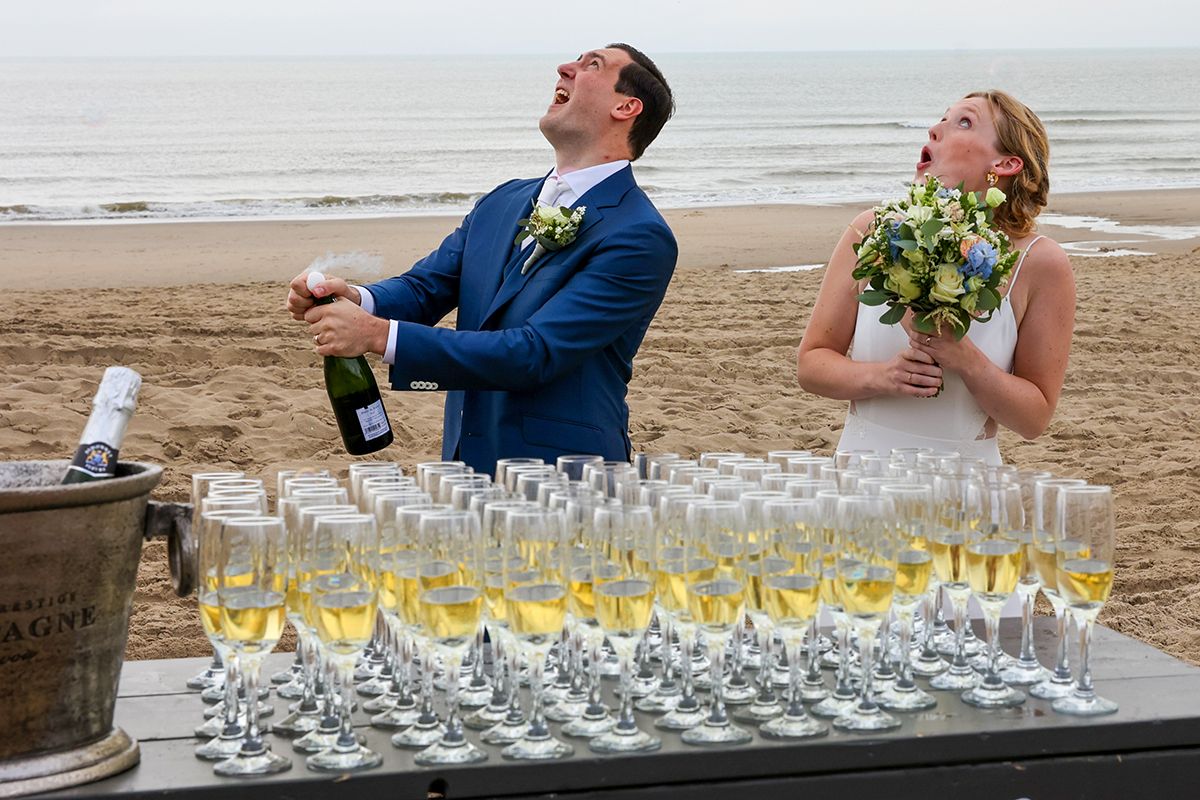 Trouwen op Texel, de toost op het strand tijdens hun huwelijk op Texel