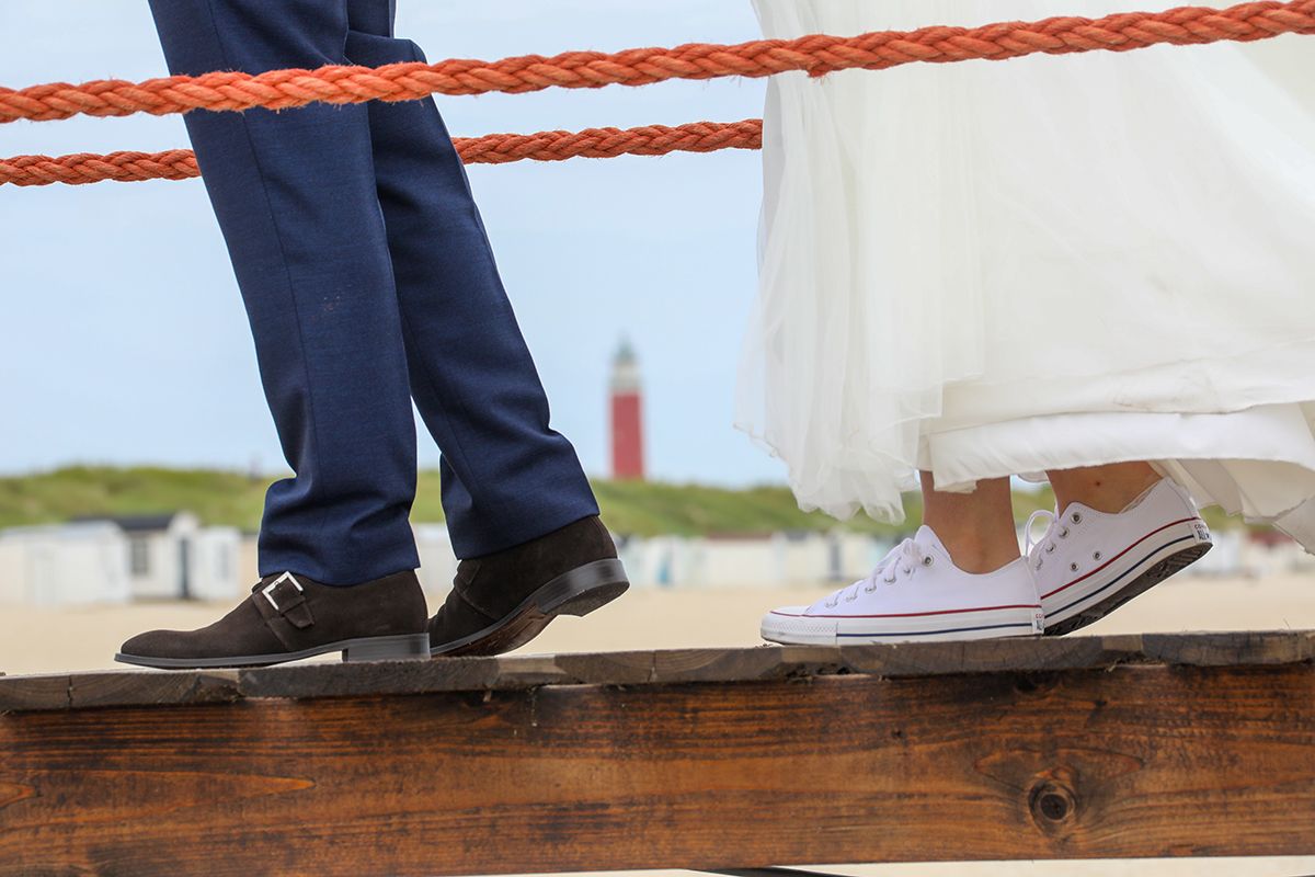 Trouwen op Texel, met een trouwfoto met de vuurtoren, bruidsfotograaf Texel