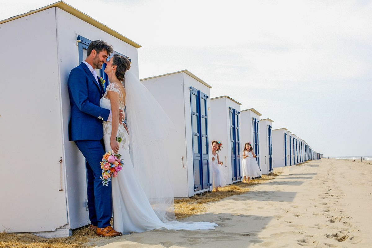 Trouwen op Texel, trouwfotograaf Foto Sanne bij de strandhuisjes op Paal 15