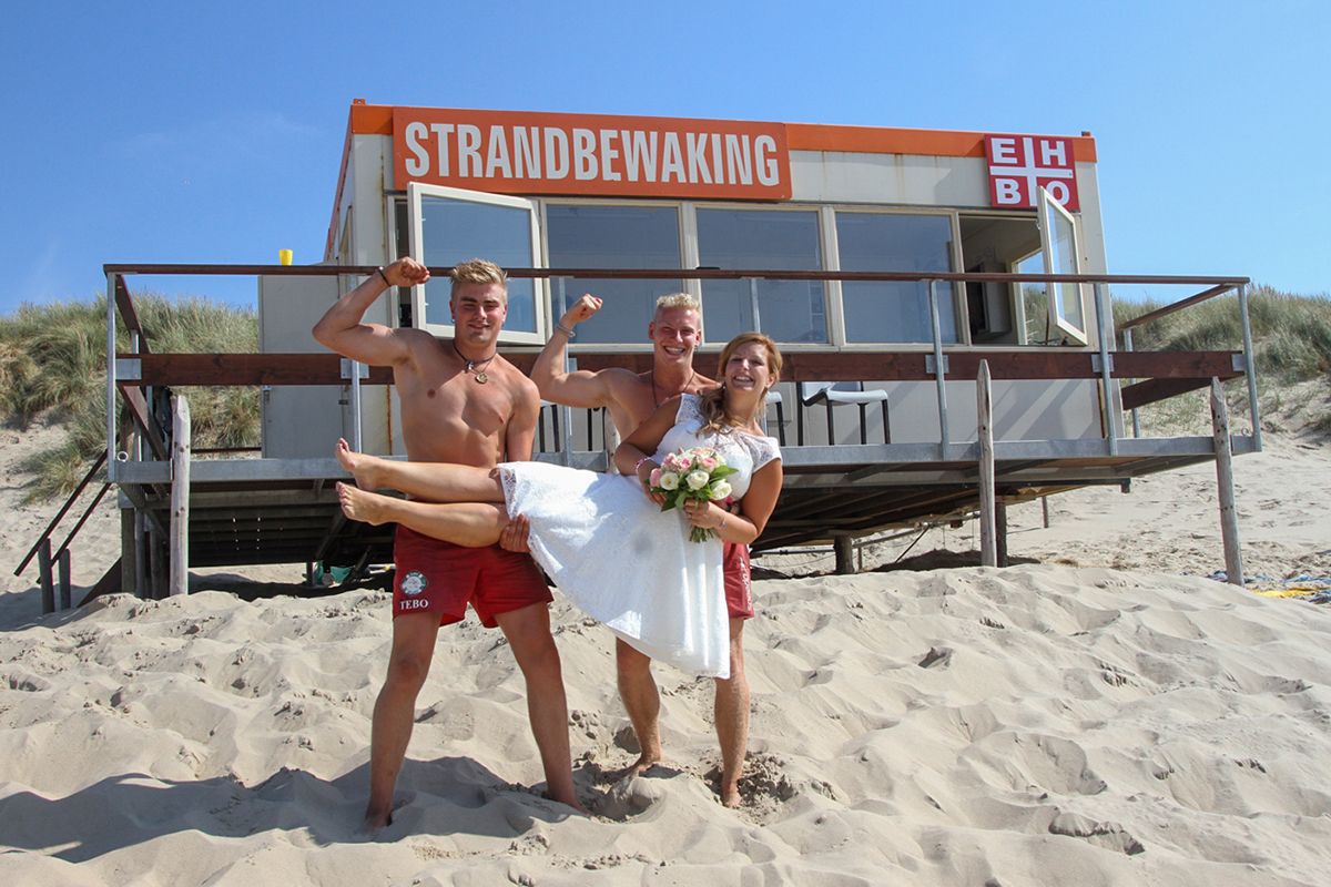 Trouwen op Texel, bruid met de mannen van de reddingsmaatschappij strandbewaking texel