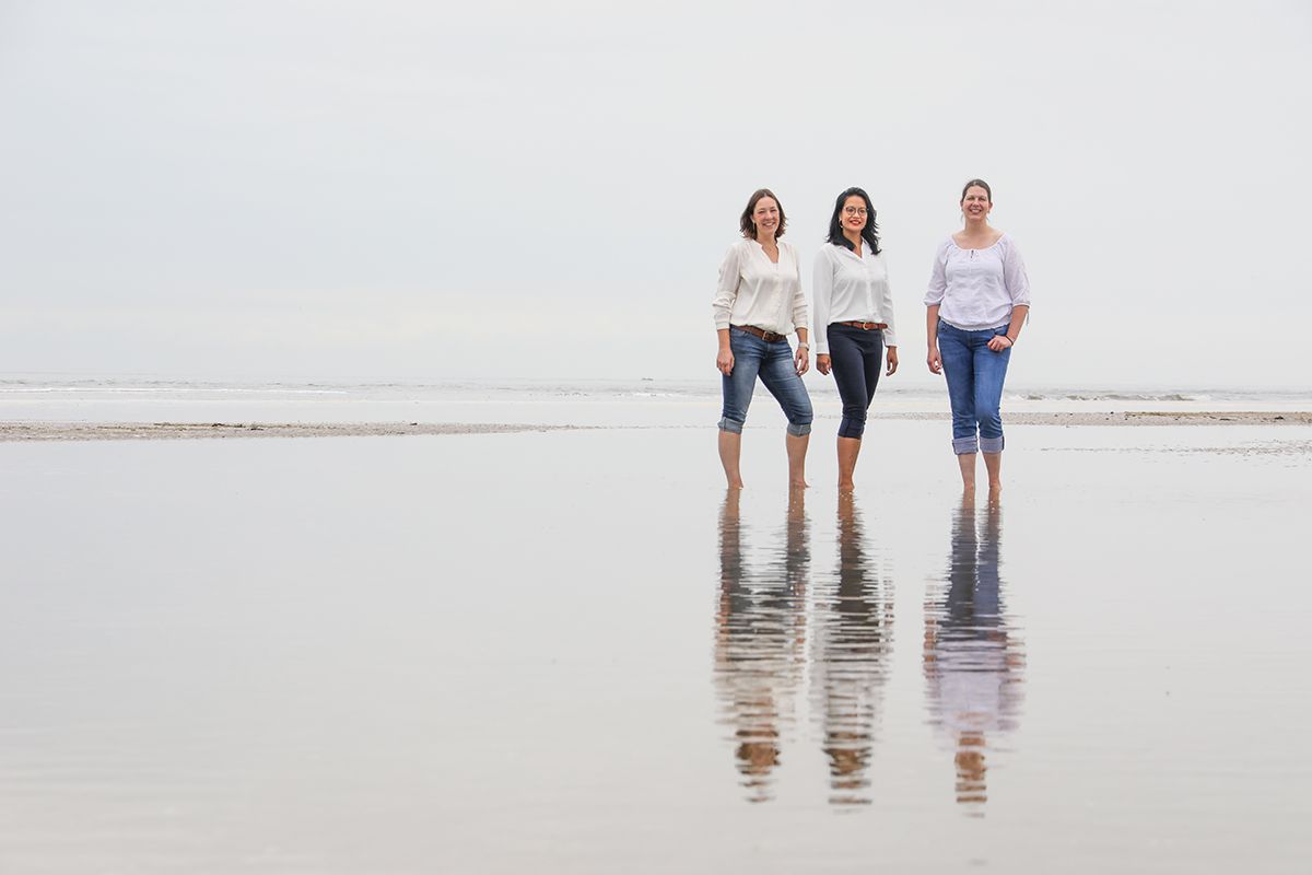 Activiteit met vrienden op Texel - fotoshoot in zee