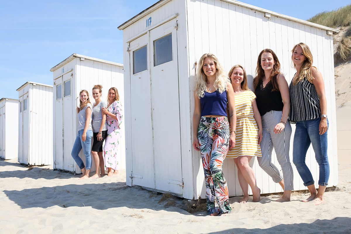 Activiteit met vrienden op Texel - fotoshoot bij strandhuisjes