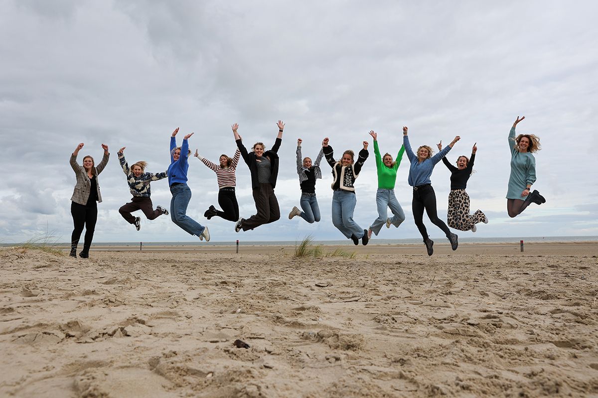 Activiteit met vrijgezellenfeest op Texel - fotoshoot op het strand