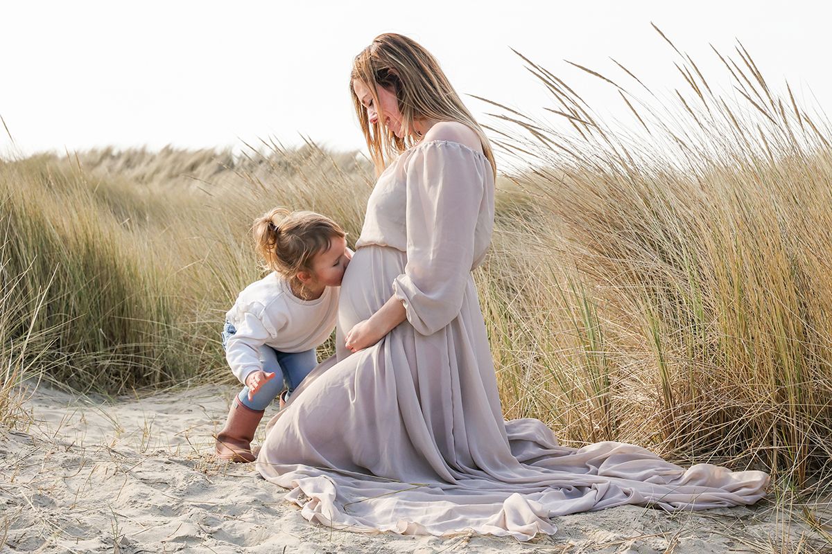 Zwangerschapsfoto in de duinen, samen met zusje