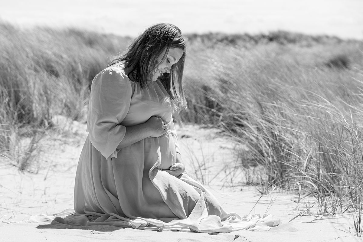 Zwangerschapsfotoshoot  met zwart-wit foto's op Texel