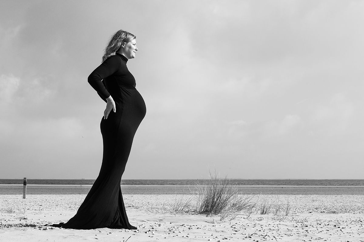 Zwangerschapsfoto op strand Texel met jurk Mii Estillo