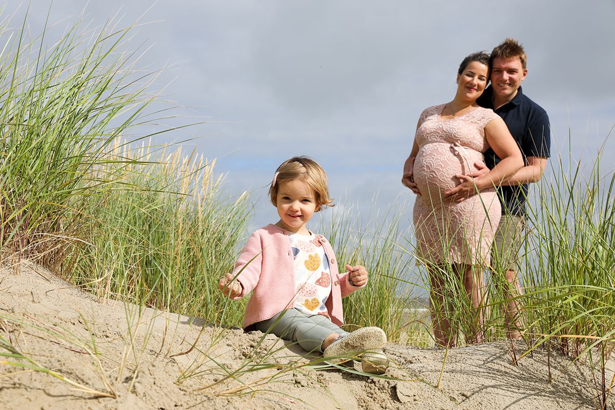 Babymoon op Texel met fotoshoot in de duinen - zusje op zwangerschapsfoto