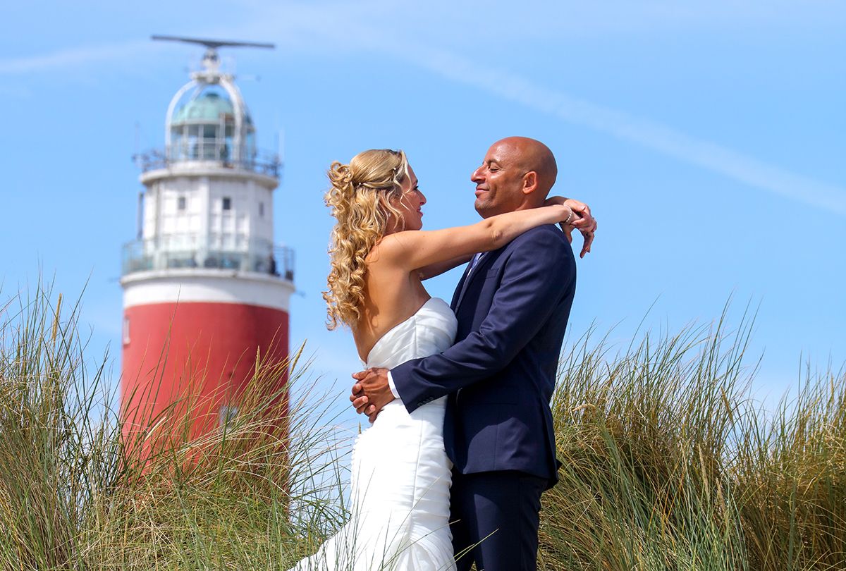 Trouwoto van bruidspaar bij de vuurtoren op Texel - Trouwen op Texel