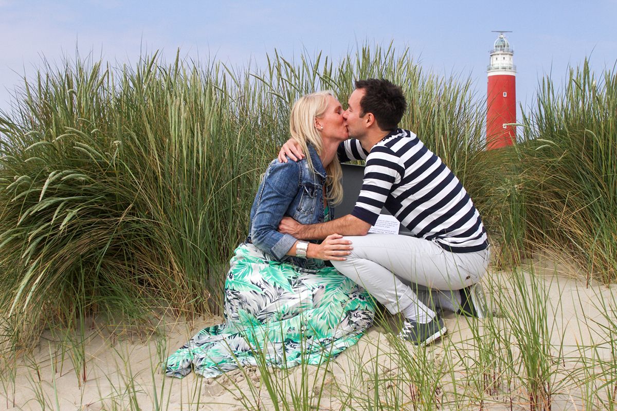 Huwelijksaanzoek in de duinen bij de vuurtoren op Texel