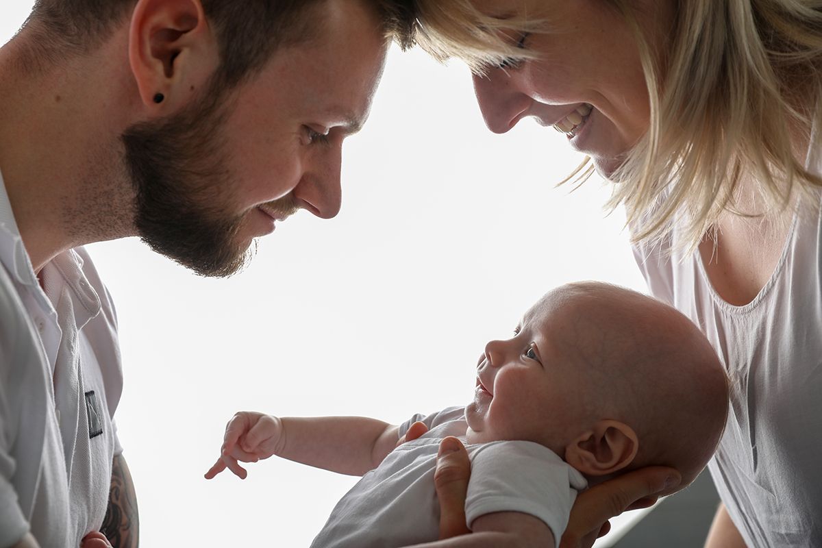 Newborn fotograaf op texel, met papa en mama in tegenlicht