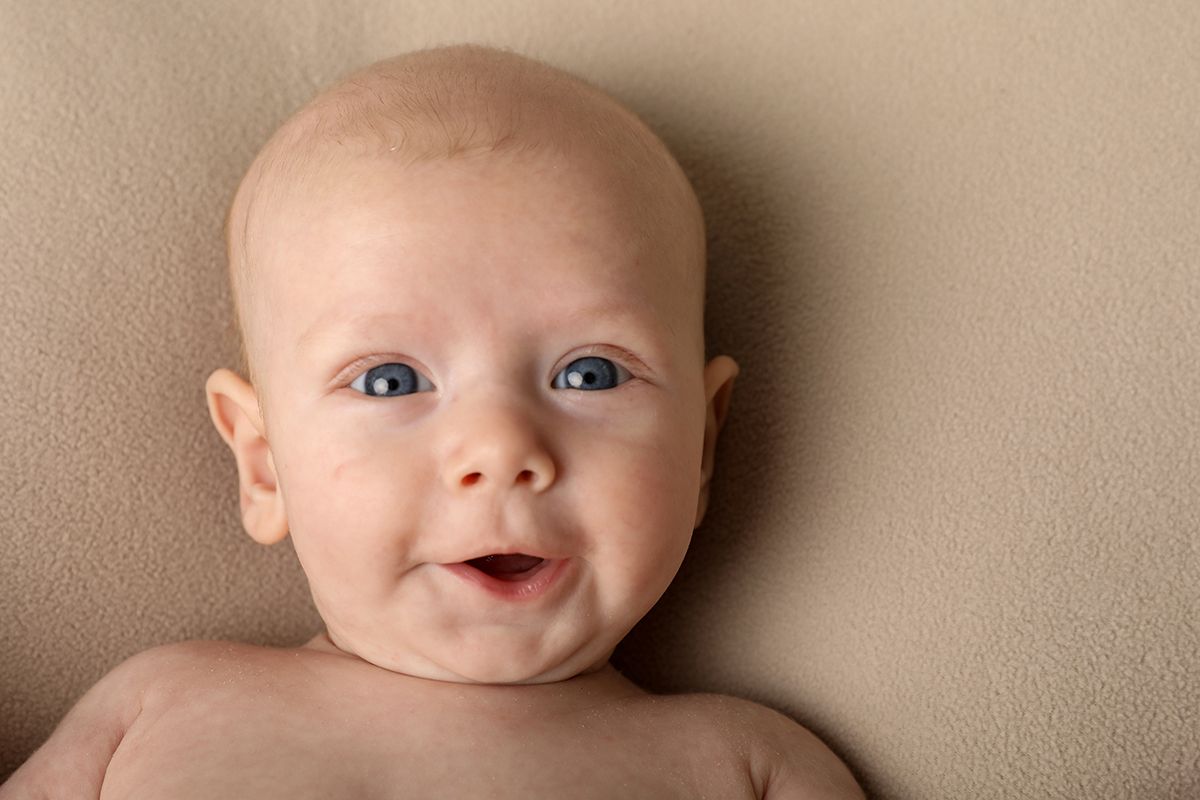 Newborn fotograaf op texel, een blije baby