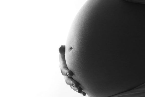 Zwangerschapsfoto in de studio op Texel - door Foto Sanne