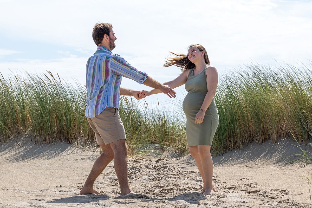 Spontane zwangerschapsfotoshoot op Texel in de duinen