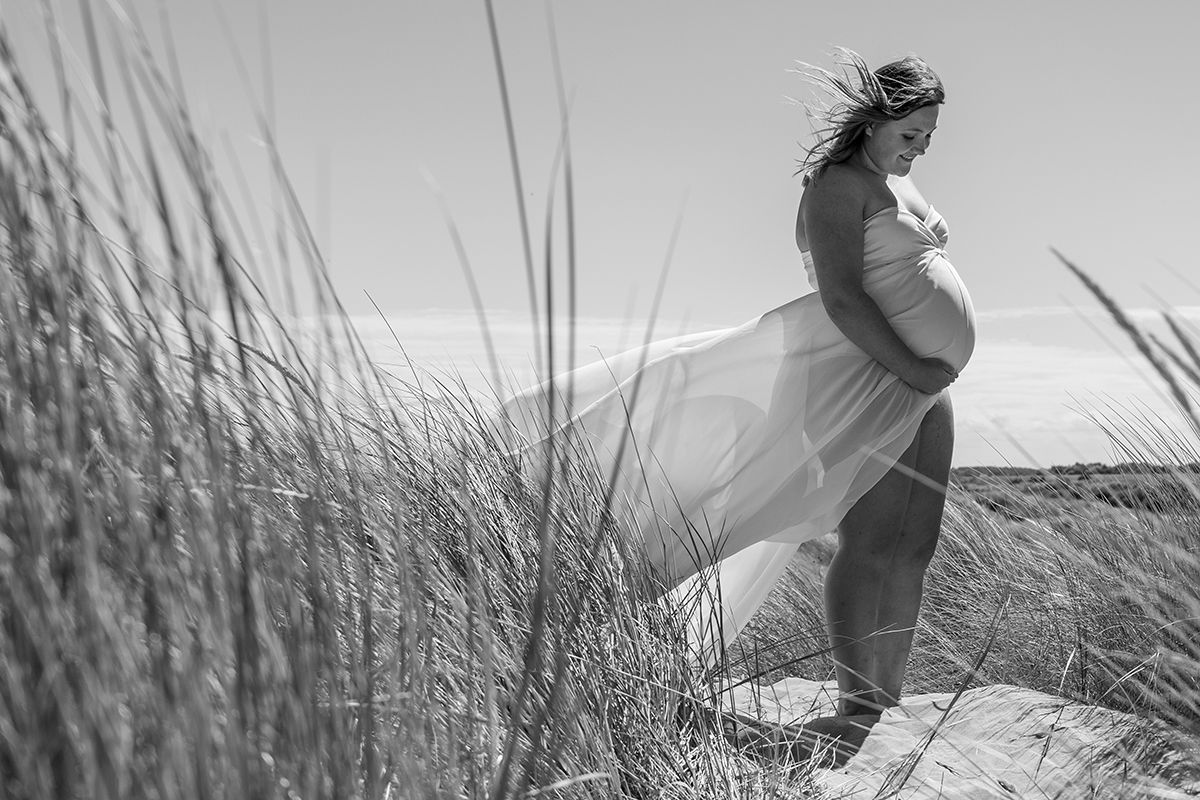 Zwangerschapsfoto in de duinen - Babymoon Texel