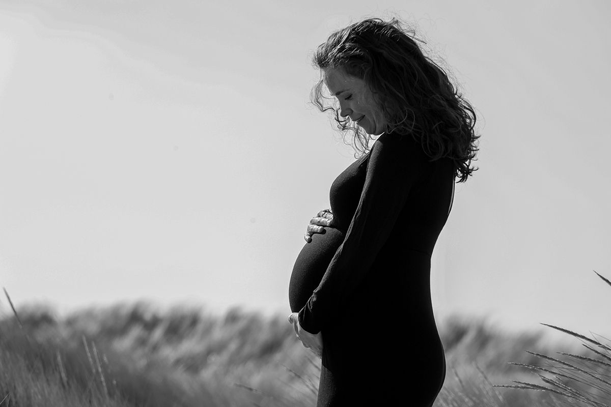 Babymoon op Texel met fotoshoot in de duinen - zwangerschapsfotoshoot