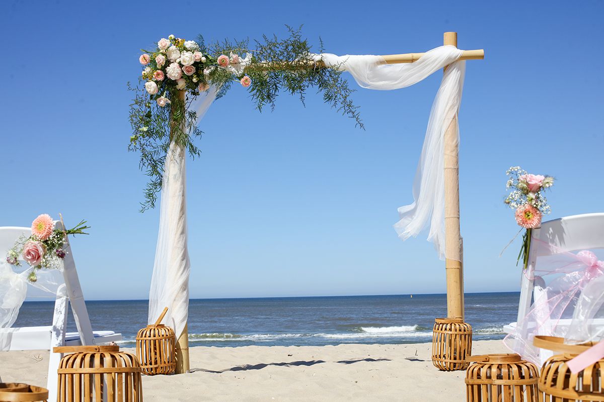 Huwelijksaanzoek op prieel op strand van Texel