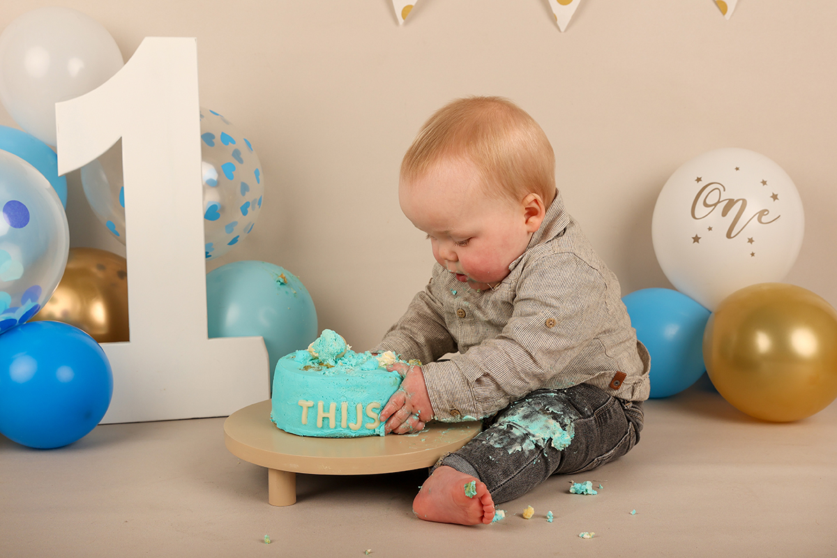 1 jaar foto met blauwe taart Texel in de studio - Fotograaf op Texel