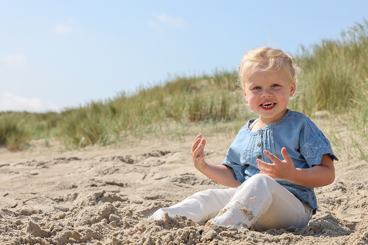 Spontane fotograaf Texel - familiefoto op strand van texel