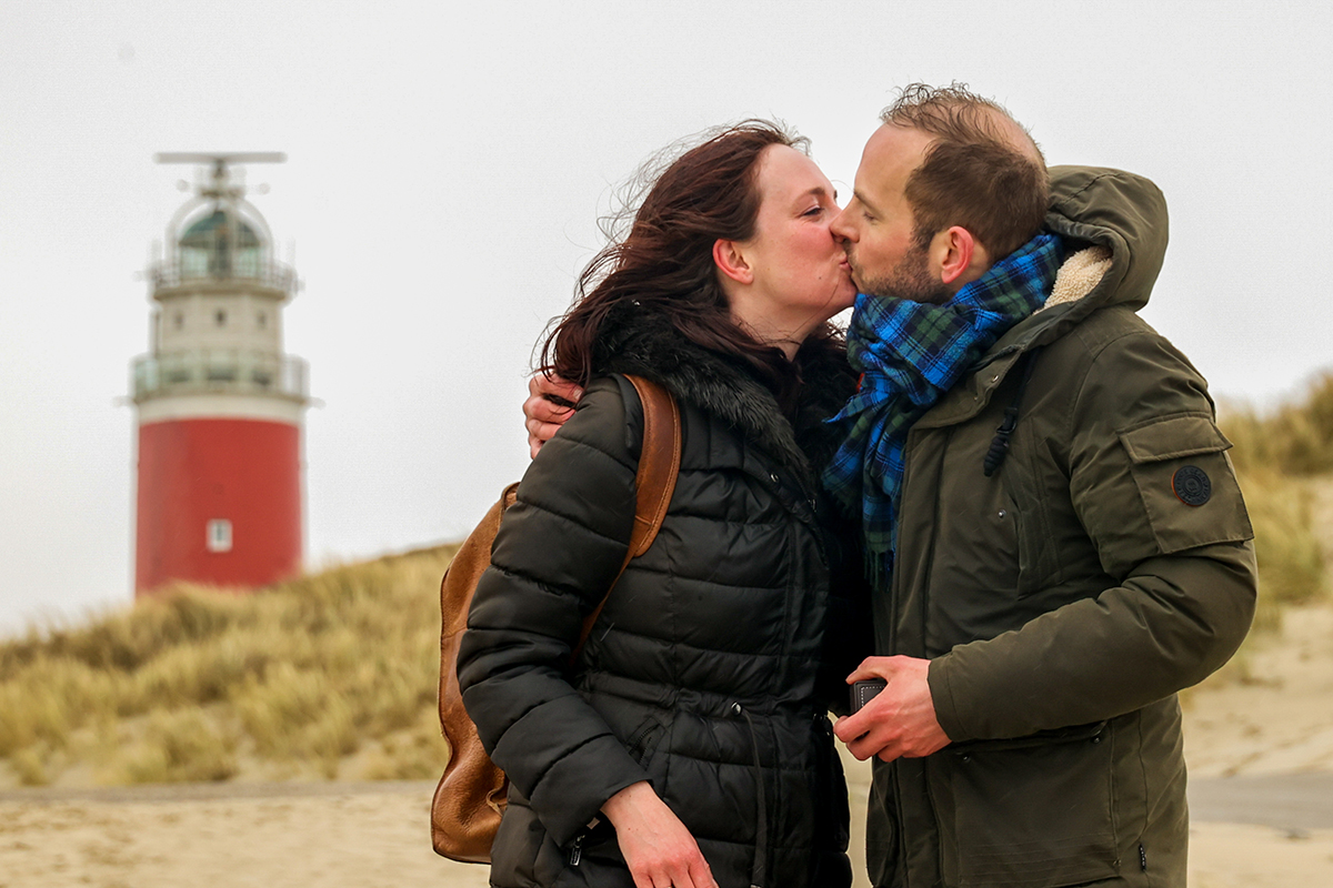 Een zoen na huwelijksaanzoek op strand Texel