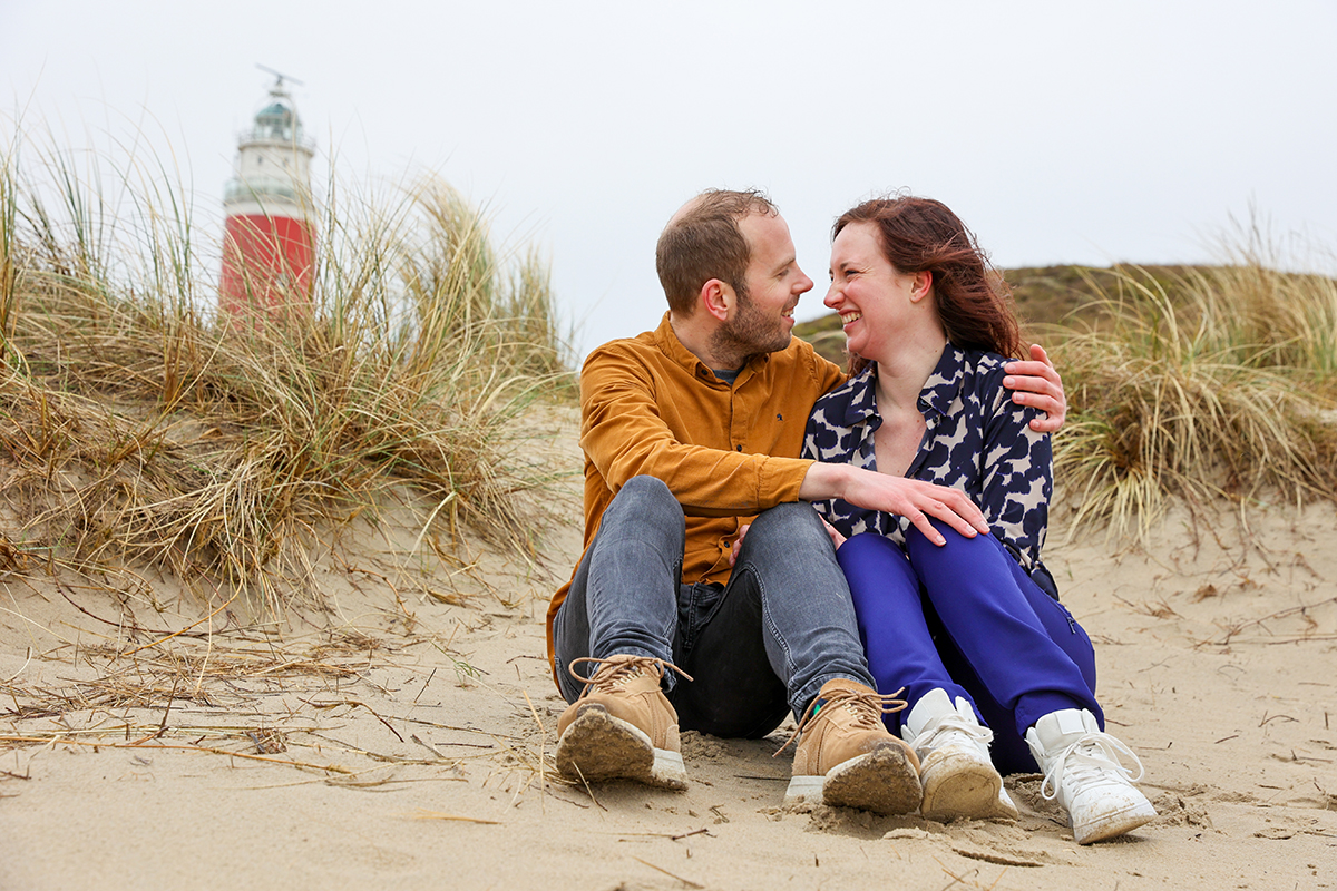 Huwelijksaanzoek op strand bij vuurtoren Texel - Fotograaf op Texel