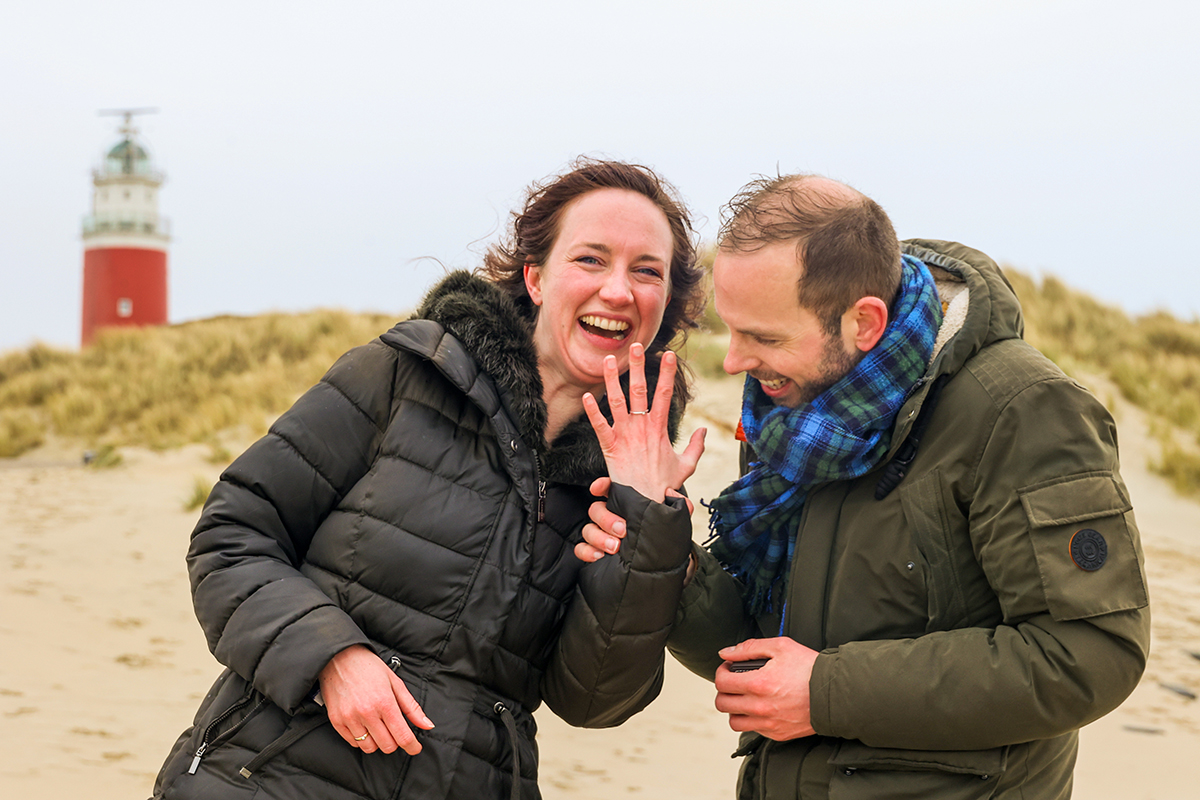 Blij met verlovingsring bij vuurtoren op Texel