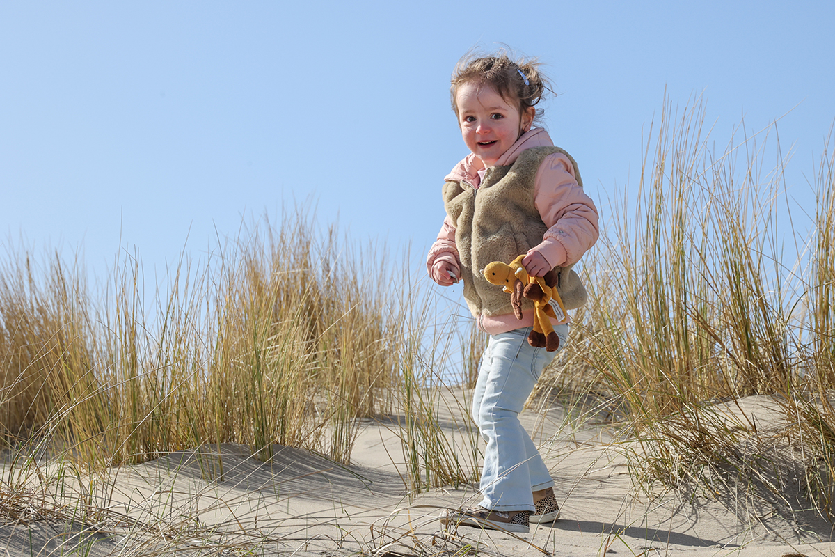 Prachtige familiefotos in de winter op Texel, op avontuur met knuffel