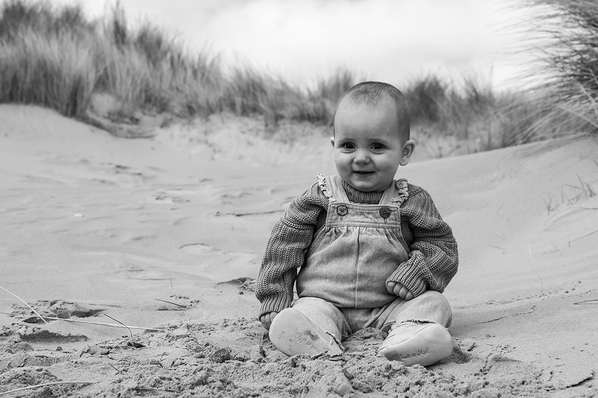 Prachtige familiefotos in de winter op Texel, zwart-wit portret