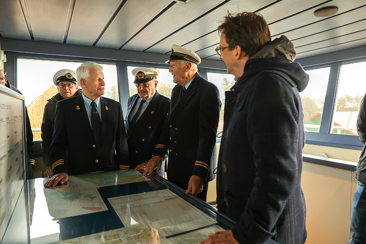 Uitleg in stuurhuis door kapitein Teso texel