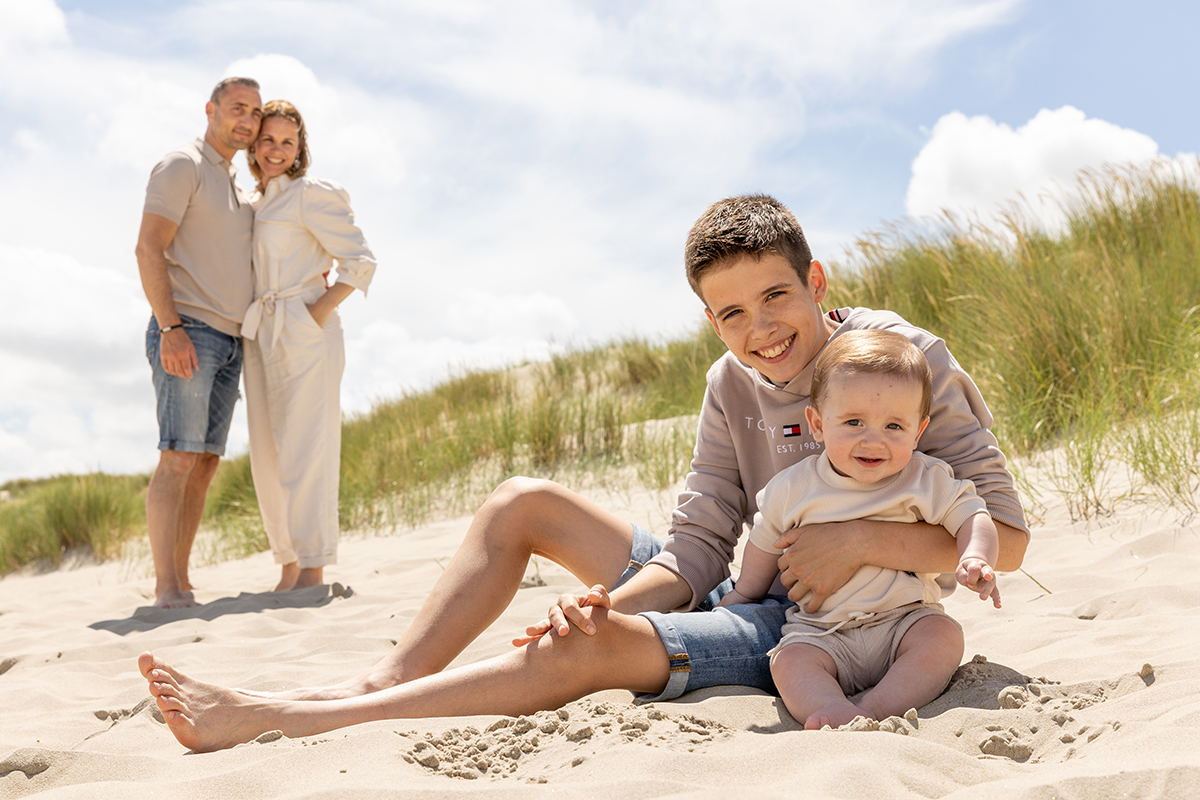 Familiefotoshoot op strand door Fotograaf Texel