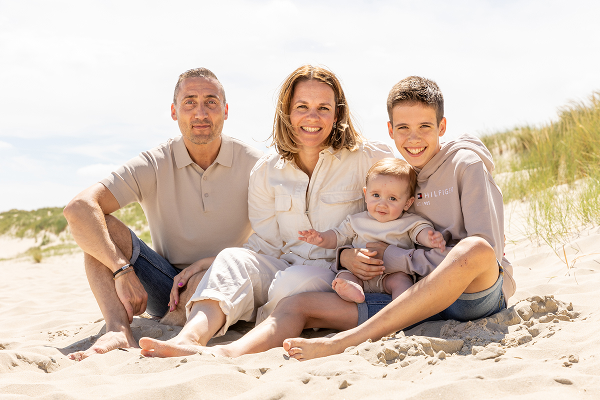 Familiefotoshoot op strand door Fotograaf Texel - Foto Sanne