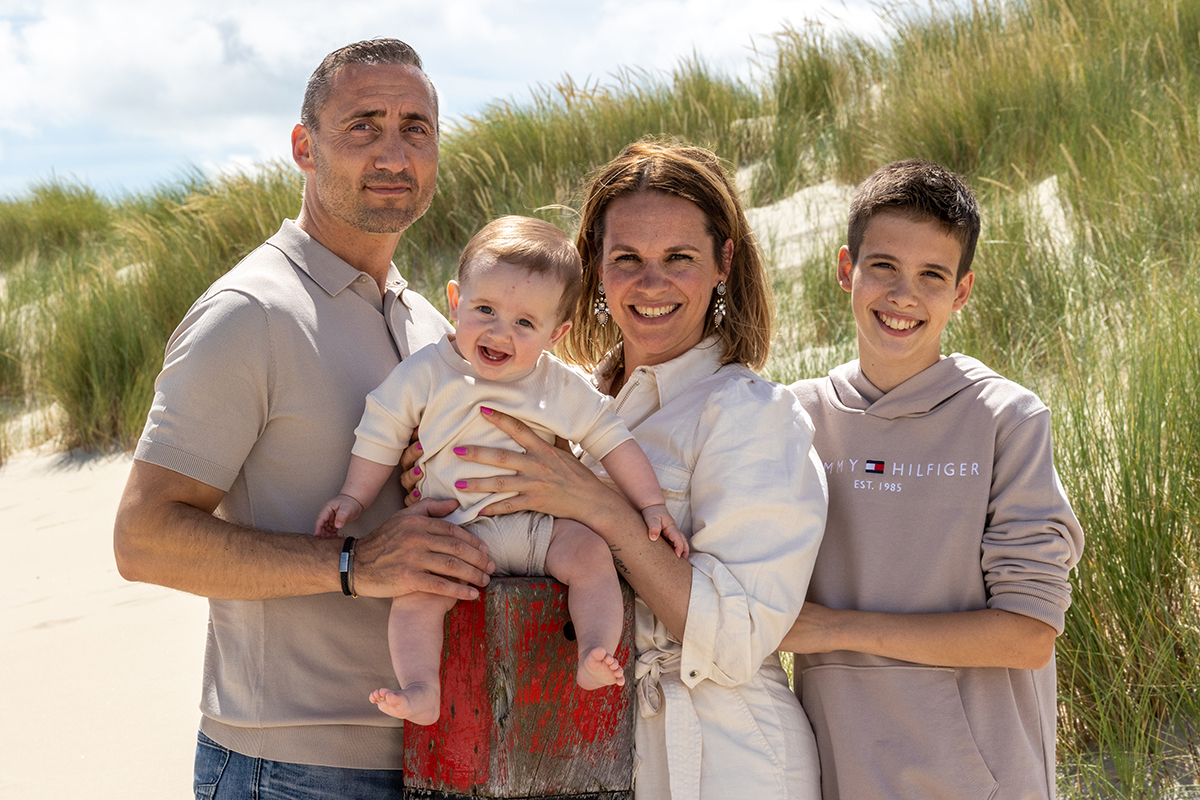 Familiefotoshoot op strand door Fotograaf Texel