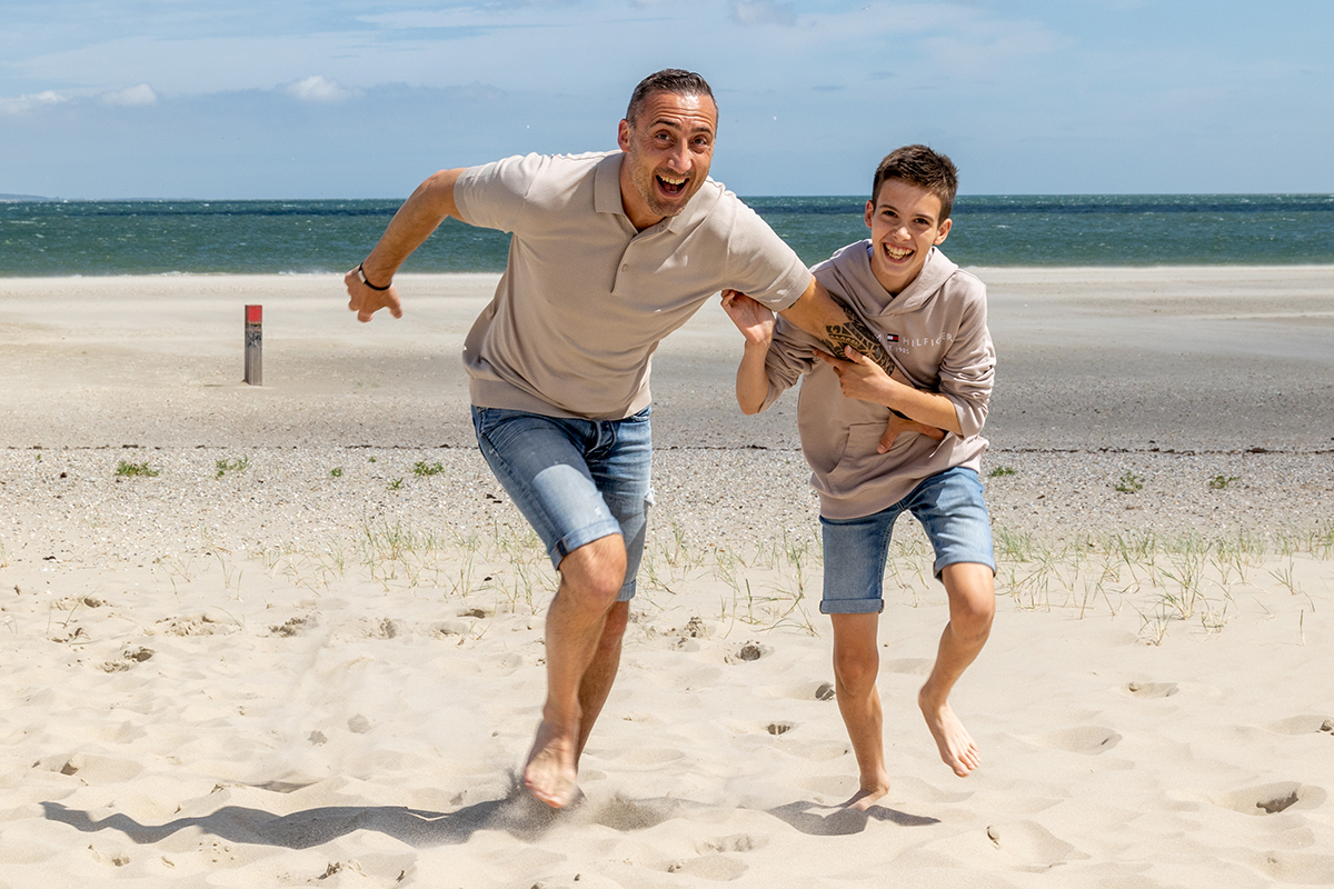 Spontane familiefotoshoot op strand door Fotograaf Texel