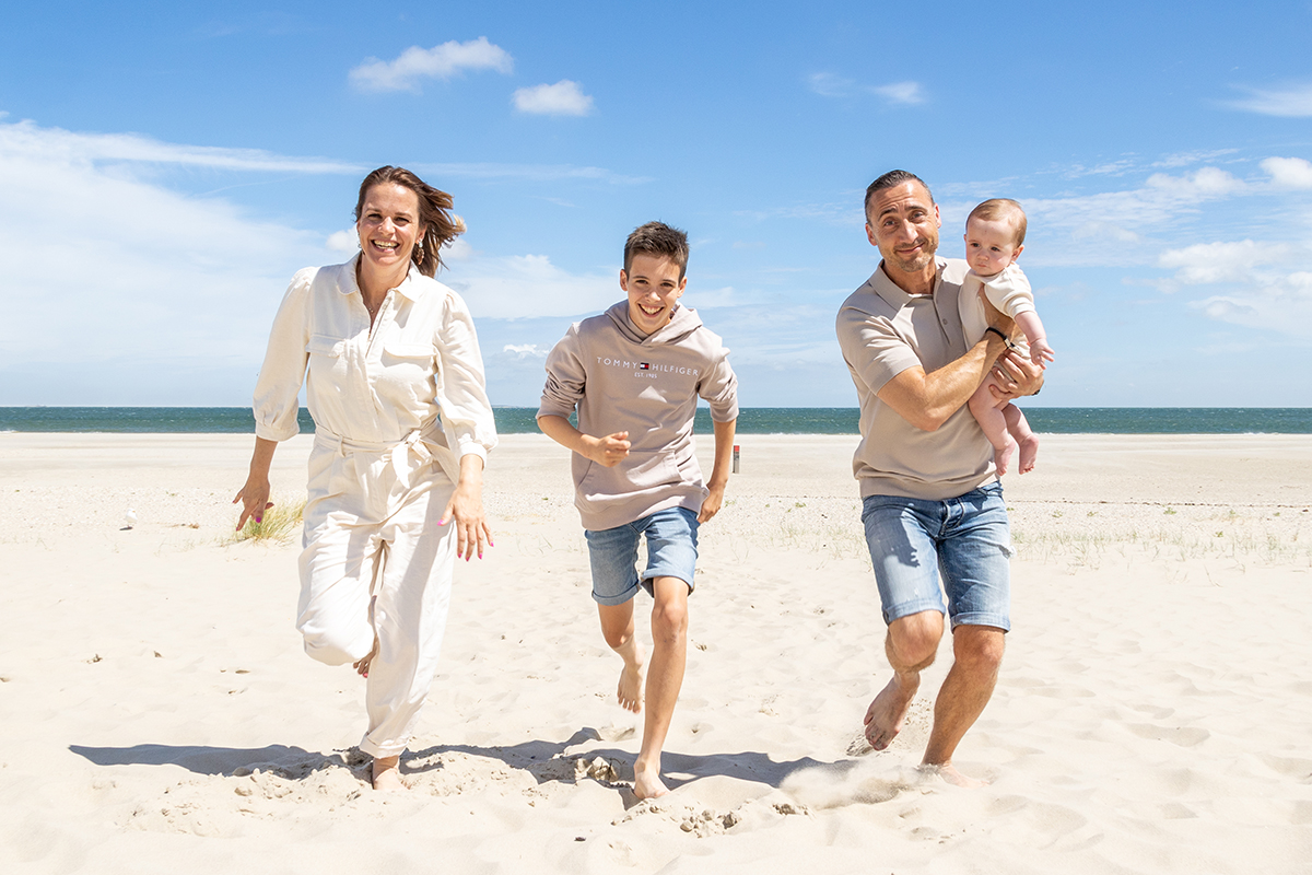 Familiefotoshoot op strand door Fotograaf op Texel