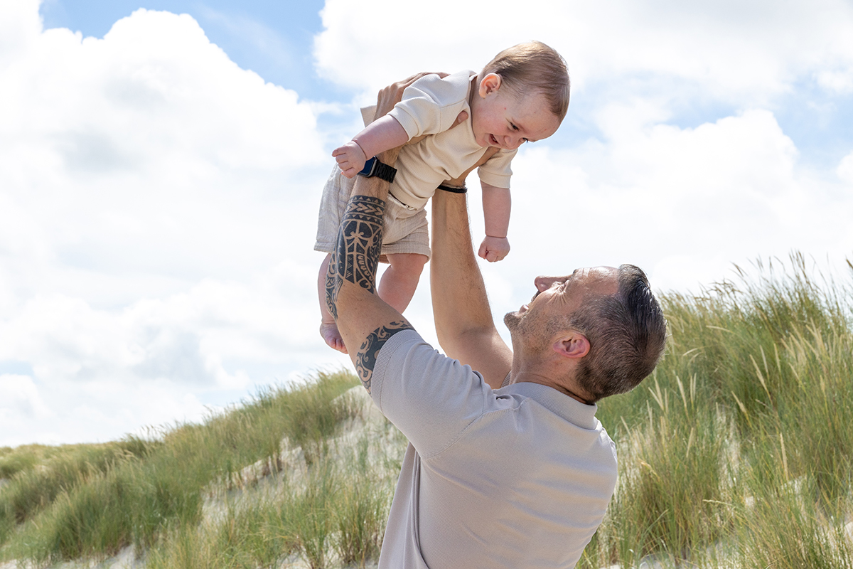Samen met papa op de foto op strand door Fotograaf Texel