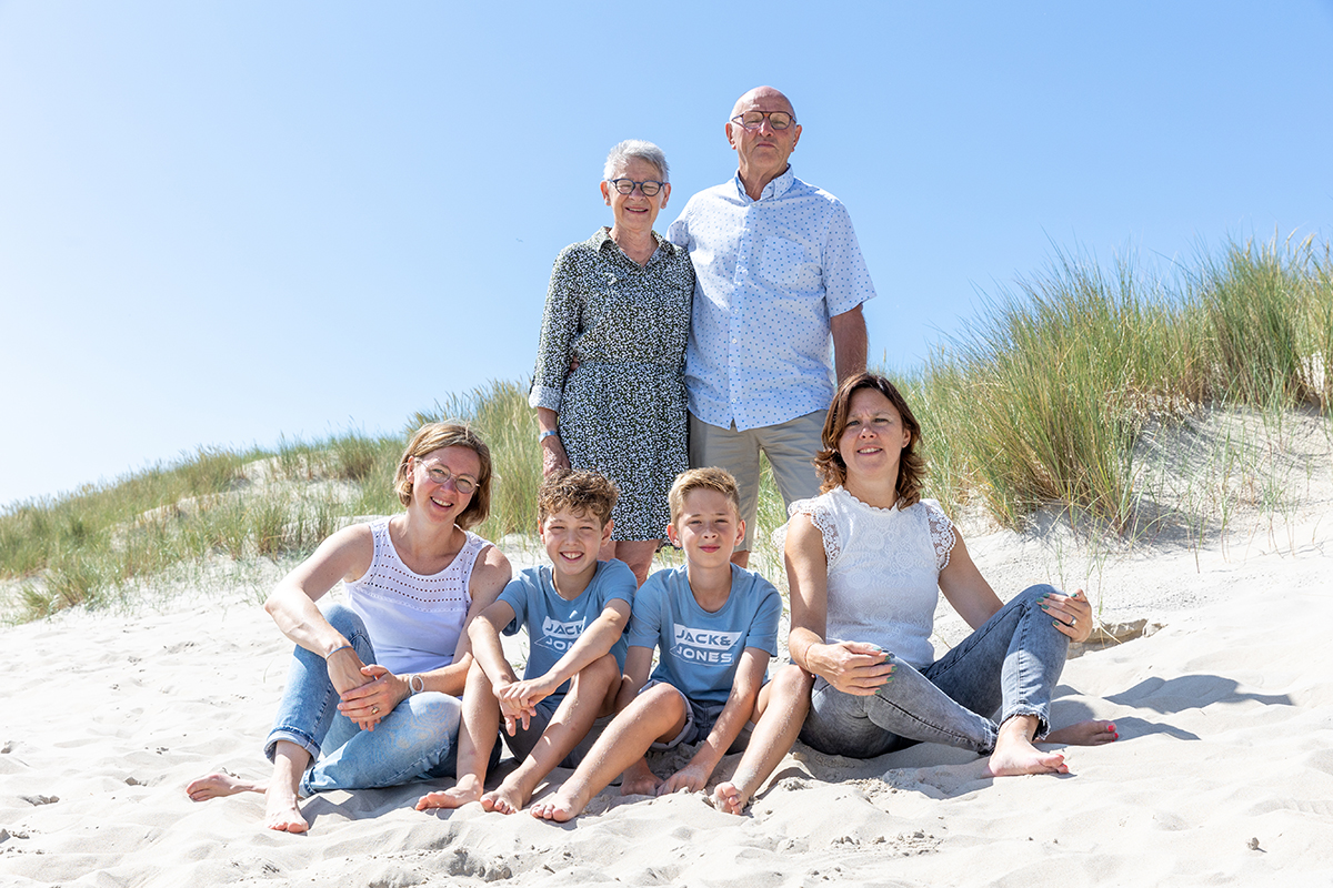 Gezinsfoto op strand van Texel