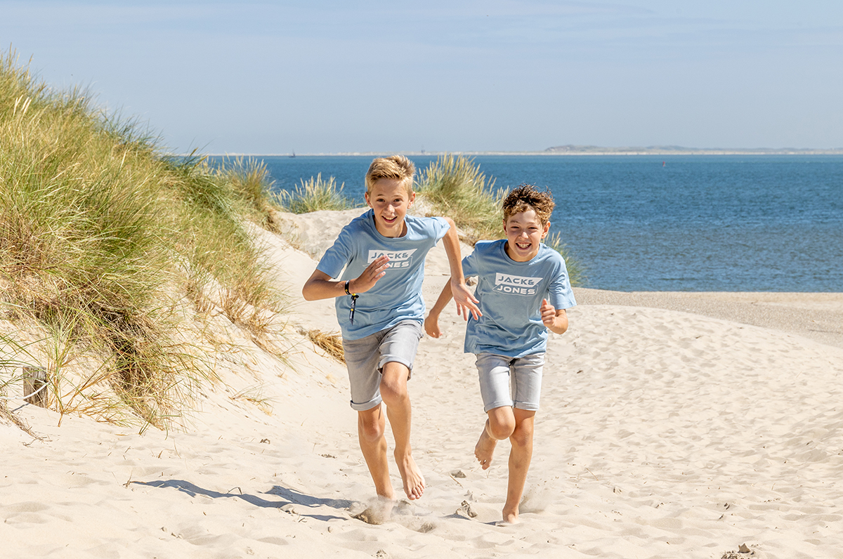 Spontane gezinsfoto op Texel met familiefotograaf Texel