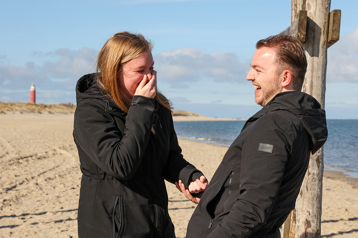 Huwelijksaanzoek op strand bij vuurtoren Texel