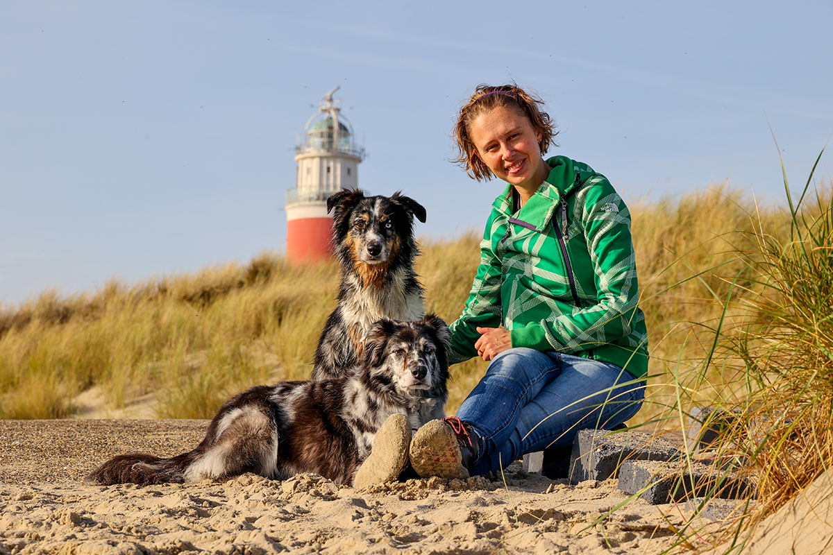 Hond op de foto bij vuurtoren op Texel