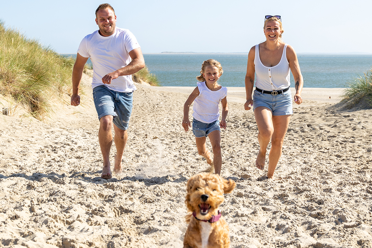 Spontane familiefotoshoot met hond op Texel