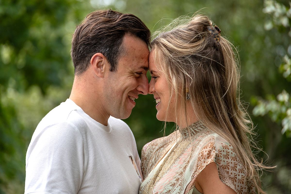 Loveshoot met liefde in bos op van Texel