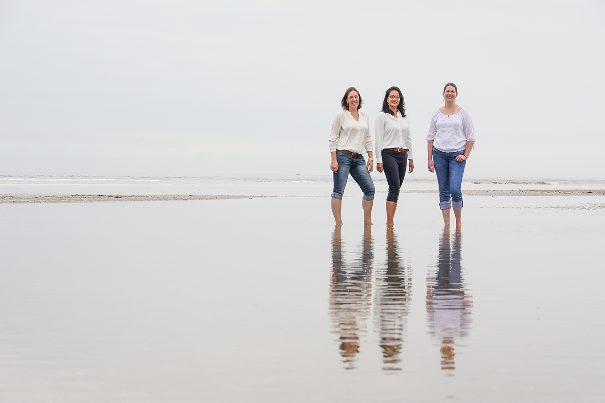 Activiteit met vrienden op Texel - fotoshoot in zee