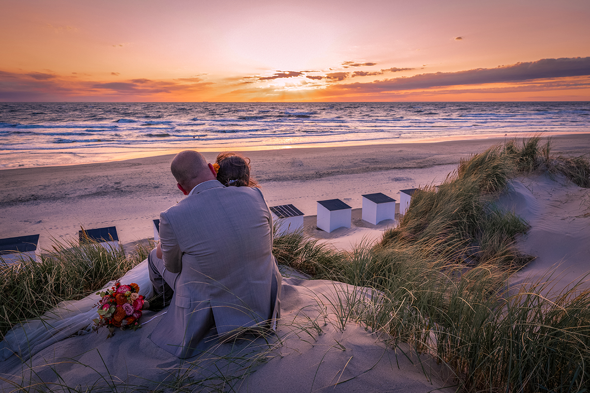 Trouwen op Texel, bruidspaar met zonsondergang op strand van Texel