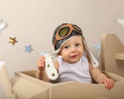 Kinder fotoshoot piloot in vliegtuig