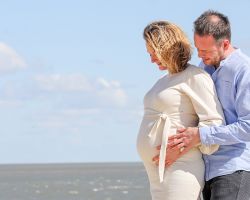 Zwangerschapsfotoshoot strand en zee Texel