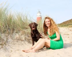 Hond bij vuurtoren Texel